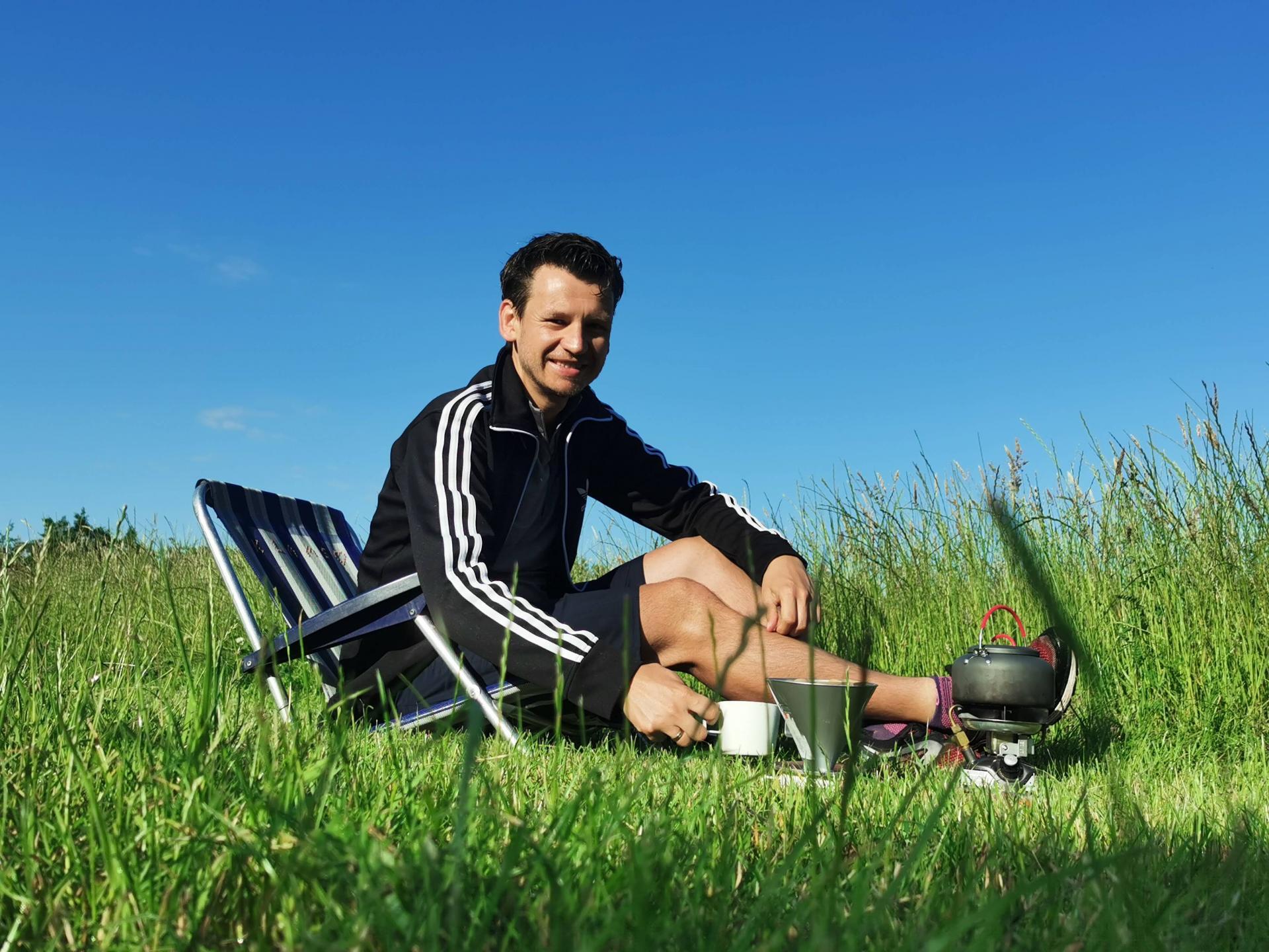 Een kop koffie bij het campingontbijt